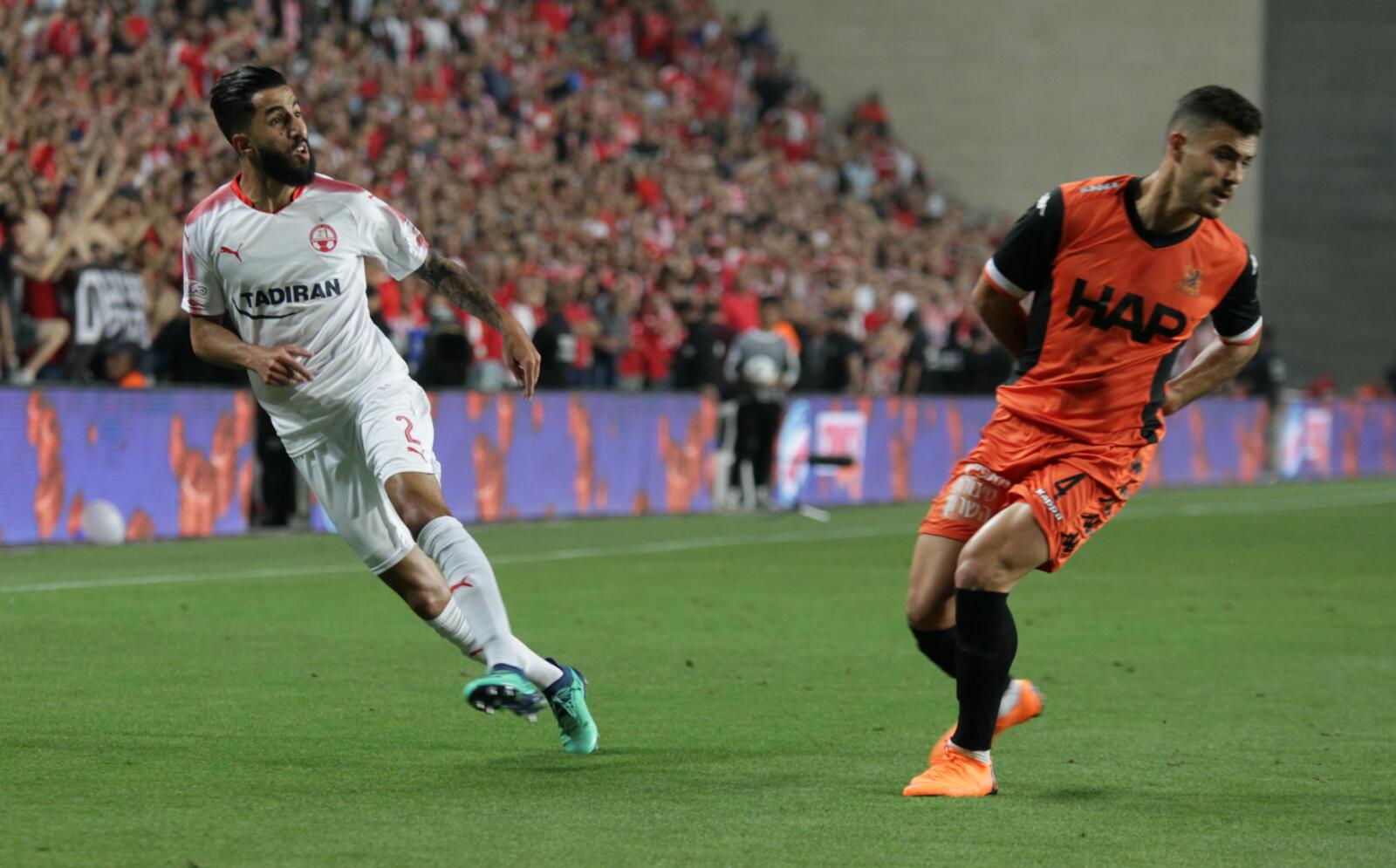 בן ביטון עולה להתקפה מול פז בן ארי מבני יהודה. היה חלש כמו מרבית חבריו (צילום: חיים בן דוד, באדיבות בן בודה)